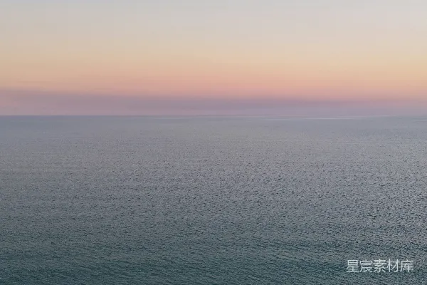 高清摄影 日落时分的海浪与渐变天空