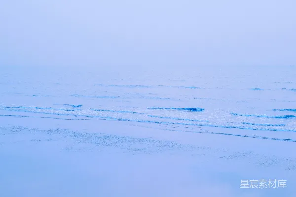 高清摄影 平静的海浪在朦胧的天空下