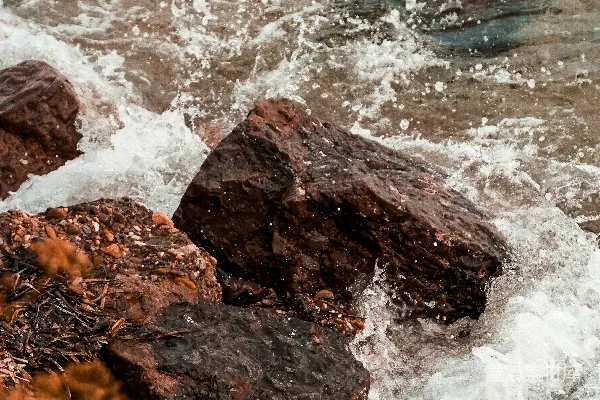 高清摄影 海浪拍打着岩石海岸。