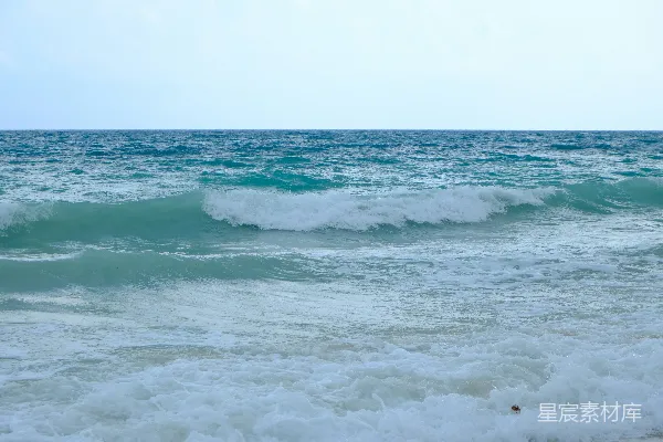 高清摄影 蓝绿色的海浪拍打着海岸。