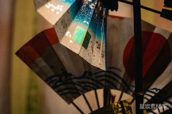 高清摄影 装饰性的日本扇子，带有传统图案