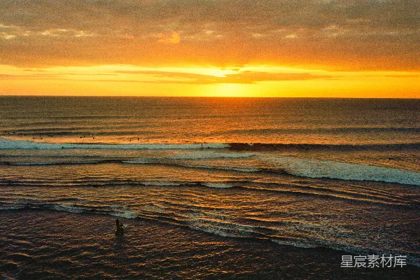高清摄影 海面上金色的夕阳与柔和的波浪。