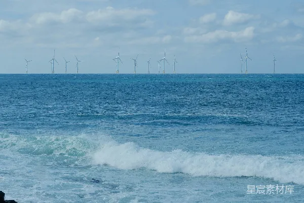 高清摄影 海上风力发电机在阴天
