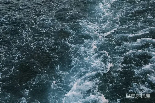 高清摄影 深蓝色海面上的白色泡沫踪迹