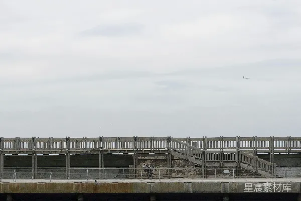 高清摄影 在混凝土建筑上行驶的车辆