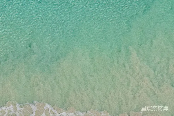 高清摄影 一个人在清澈的蓝绿色海水中游泳