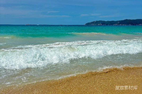 高清摄影 碧绿的海浪轻轻地拍打着金色的沙滩。
