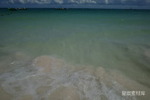 高清摄影 平静的湛蓝海水轻拍着沙滩。