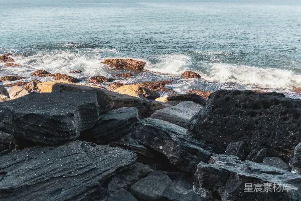 高清摄影 波浪拍打着崎岖海岸线上的暗礁。