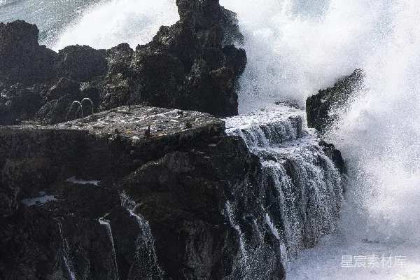 高清摄影 汹涌的巨浪撞击着暗色的火山岩石。