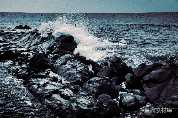 高清摄影 海浪拍打着黑暗的岩石海岸