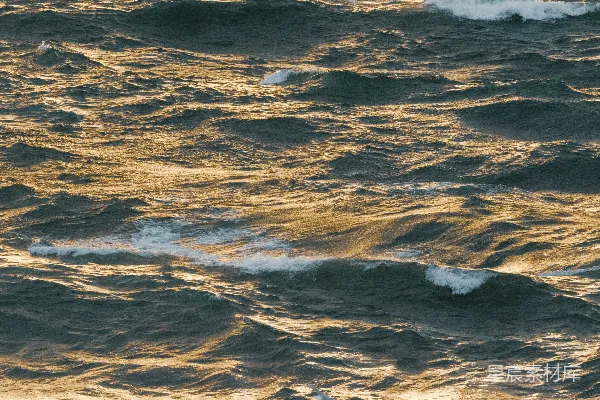 高清摄影 夕阳照耀着波涛汹涌的海洋。