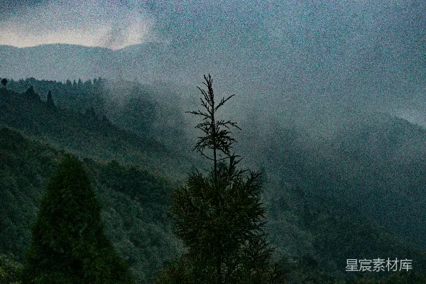 高清摄影 雾蒙蒙的天气中，群山从云中升起。