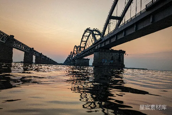 高清摄影 夕阳下的水面上的一座桥