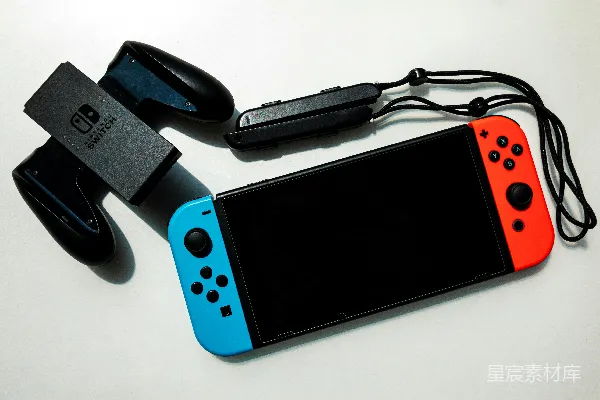 高清摄影 白色的任天堂Switch旁边是一只黑色的USB闪存驱动器。