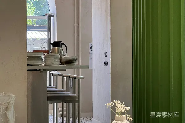 高清摄影 一个客厅，里面有沙发和一张桌子。