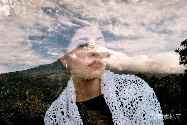 高清摄影 一位女子透过窗户望向窗外，背景中有一座山。