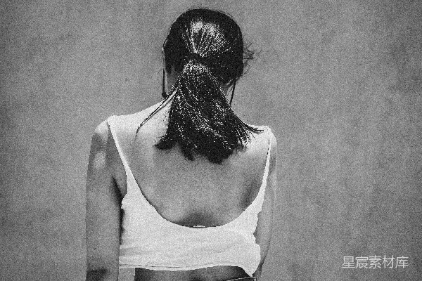 高清摄影 穿着白色背心和蓝色牛仔裤的女人