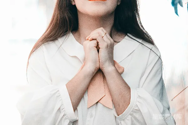 高清摄影 穿着白色长袖衬衫，戴着太阳镜的女人