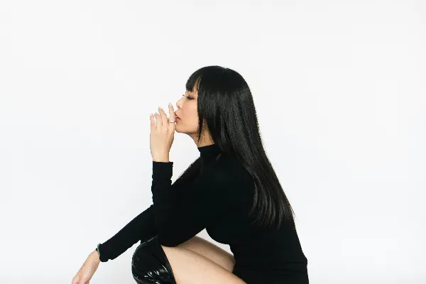 高清摄影 一位女子跪在地上，双腿交叉。