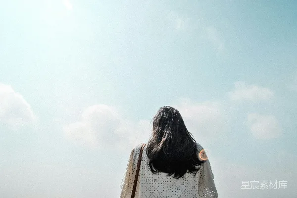 高清摄影 白天，一个女人站在多云的天空下。