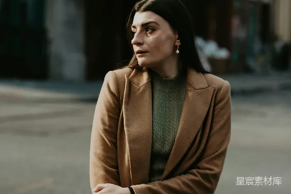 高清摄影 穿着棕色外套的女人在白天站在人行道上。