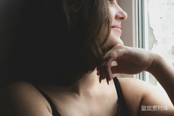 高清摄影 穿着黑色内衣的女人坐在黑色沙发上。