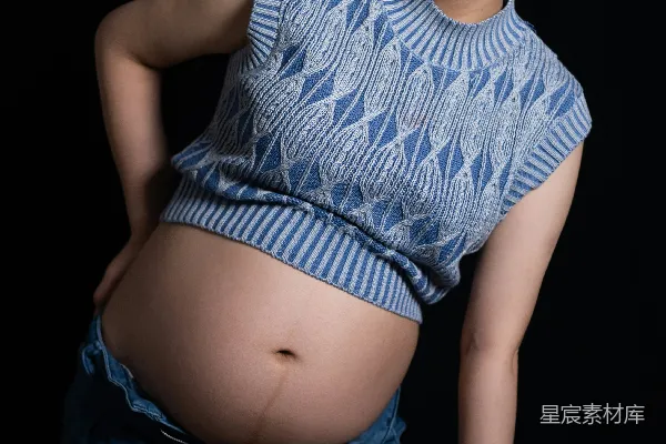 高清摄影 一位孕妇正在摆姿势拍照。