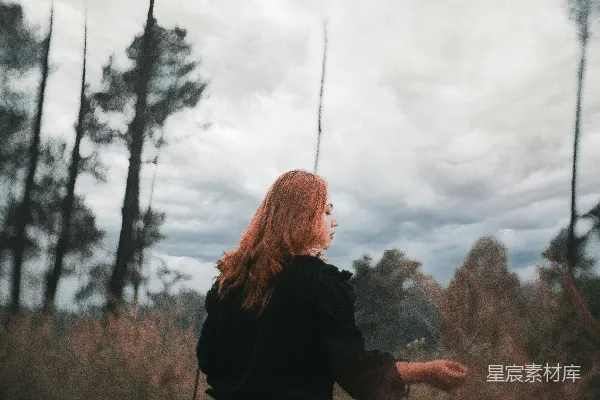 高清摄影 一个女人站在一片高高的草地上