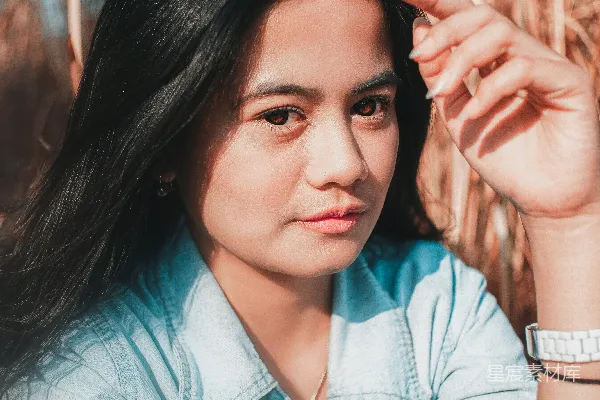 高清摄影 一个女人坐在一堆干草前