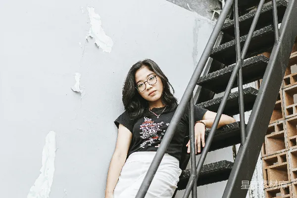 高清摄影 一位女士坐在楼梯的顶部。