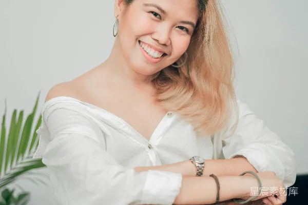 高清摄影 穿着白色长袖衬衫的女人坐在棕色木椅上