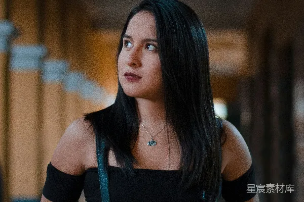 高清摄影 女人站在结构内部