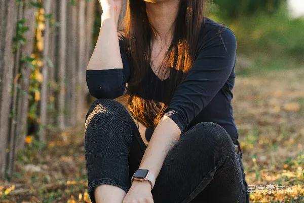 高清摄影 女人坐在外面，享受着阳光。