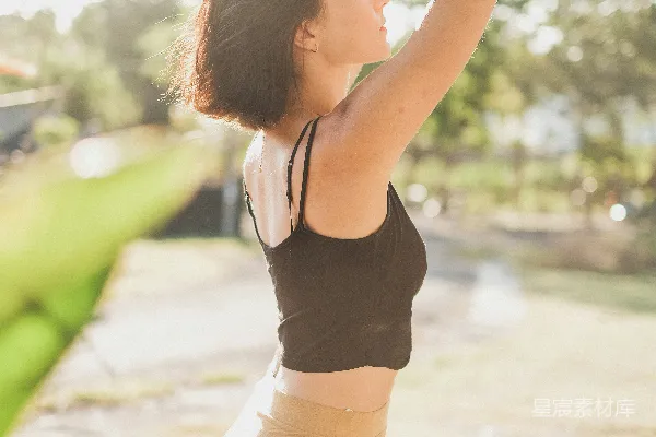 高清摄影 一个女人靠在墙上，手放在头上。