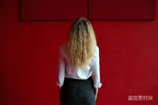高清摄影 一位女士站在红色墙前