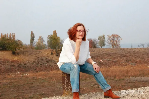 高清摄影 穿着白色长袖衬衫和蓝色牛仔裤的女人站在棕色的田野上，白天。