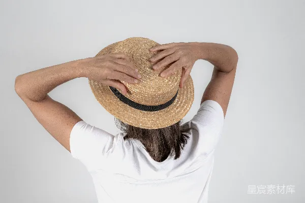 高清摄影 一个穿着白色衬衫、戴着草帽的女人