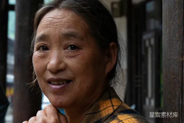 高清摄影 一个女人站在人行道旁的电线杆旁