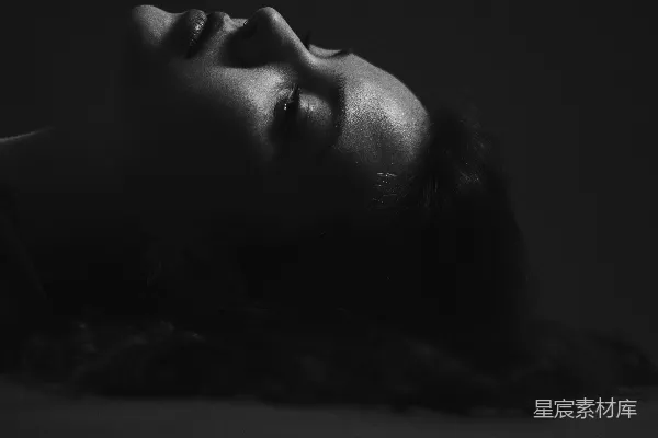 高清摄影 一张黑白照片，照片中一个女人躺在地上。
