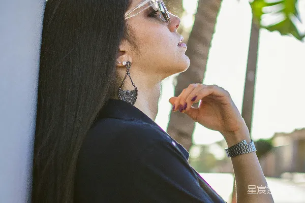 高清摄影 穿着黑色长袖衬衫的女人站在墙边