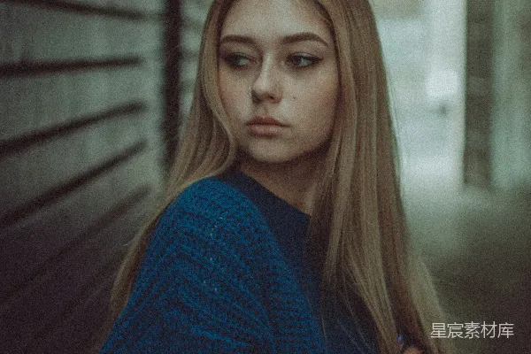 高清摄影 穿着蓝色毛衣的女人站着