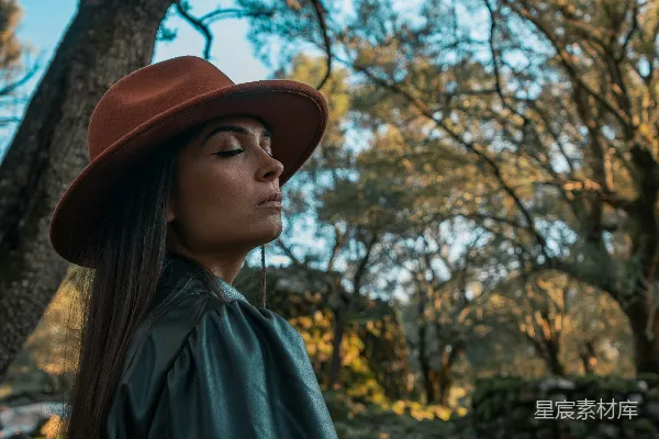 高清摄影 戴着帽子的女人在阳光明媚的森林里