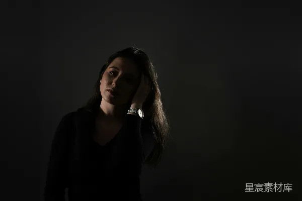 高清摄影 一个女人双手托着头。