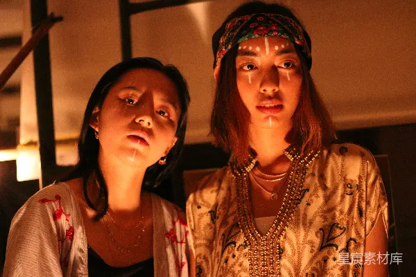 高清摄影 两位女性并肩站着。