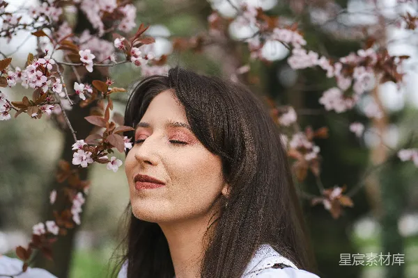 高清摄影 一位女士欣赏着春天的花朵。