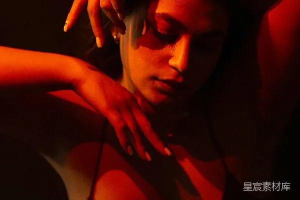 高清摄影 一个女人在黑暗的房间里，手放在肩上。