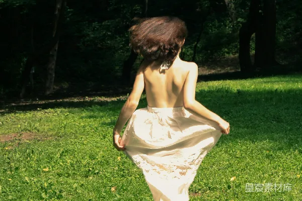 高清摄影 一个穿着连衣裙的人在草地上奔跑