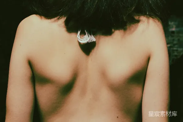 高清摄影 一个在背上纹有纹身的男人