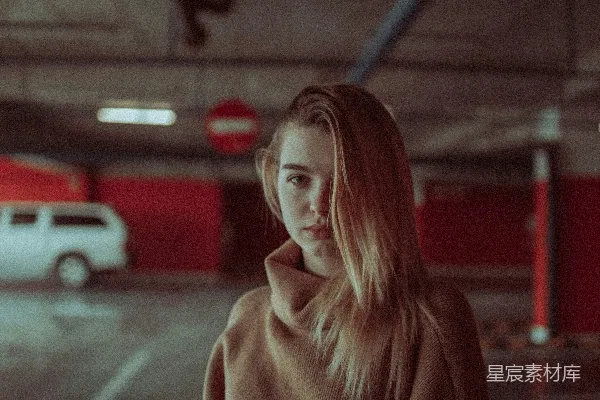 高清摄影 穿着棕色外套的女人站着